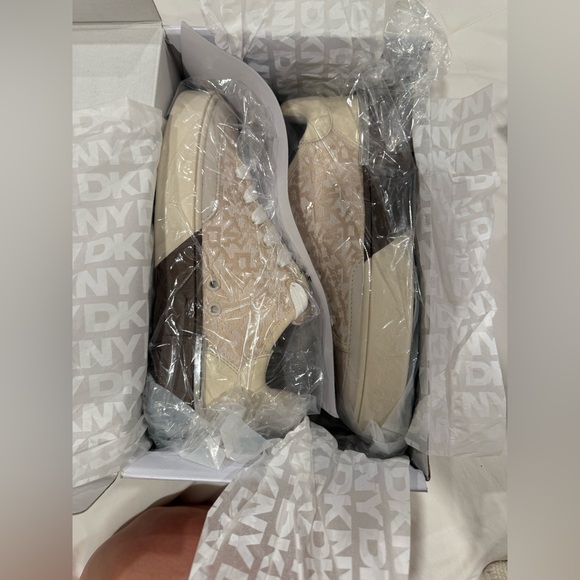 NIB DKNY Women's Bradley Logo Platform Lace Up Sneaker Size 8 - Picture 3 of 5